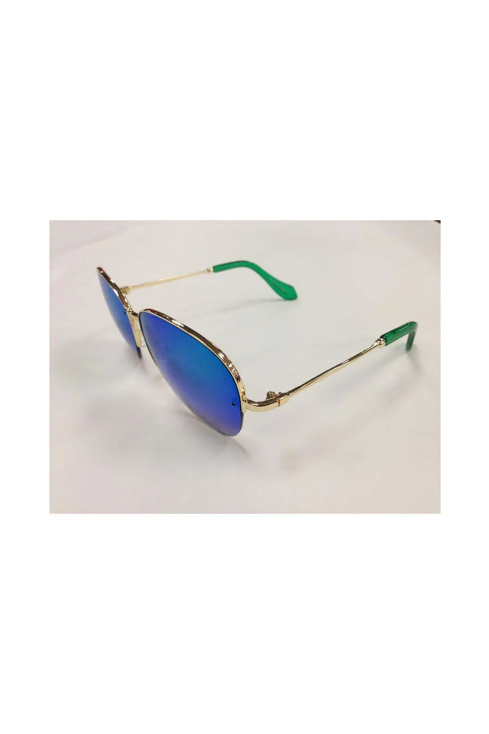 Aviator Sunglasses with Bold Edge Design